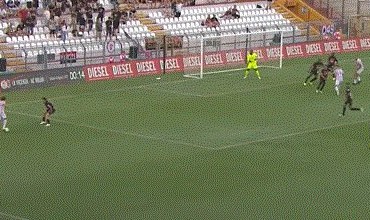 九州体育官网-【热身】雷比奇2球1助莱昂传射 AC米兰新援首秀6比1